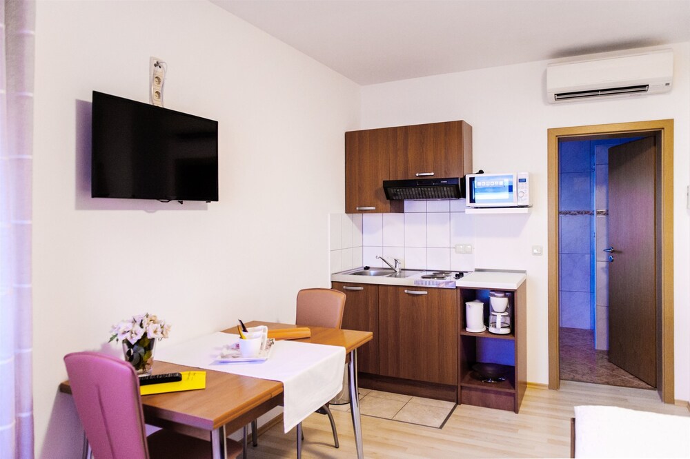 Apartment And Rooms Ana