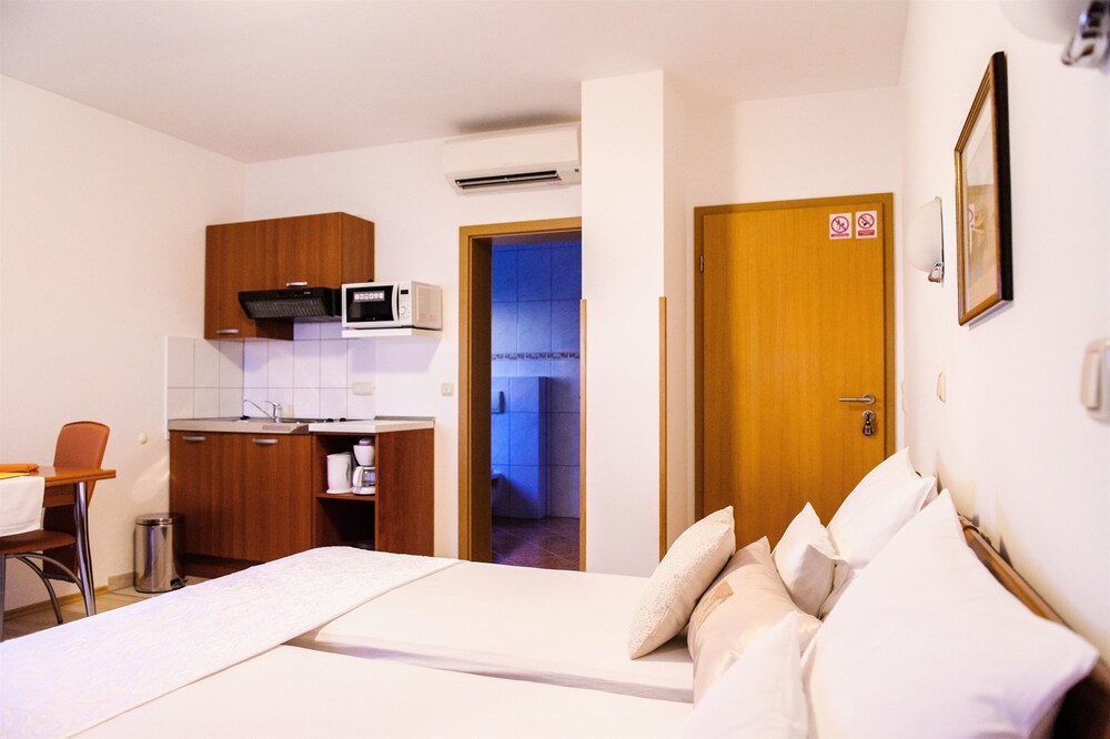 Apartment And Rooms Ana