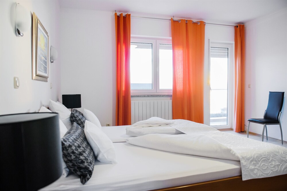 Apartment And Rooms Ana