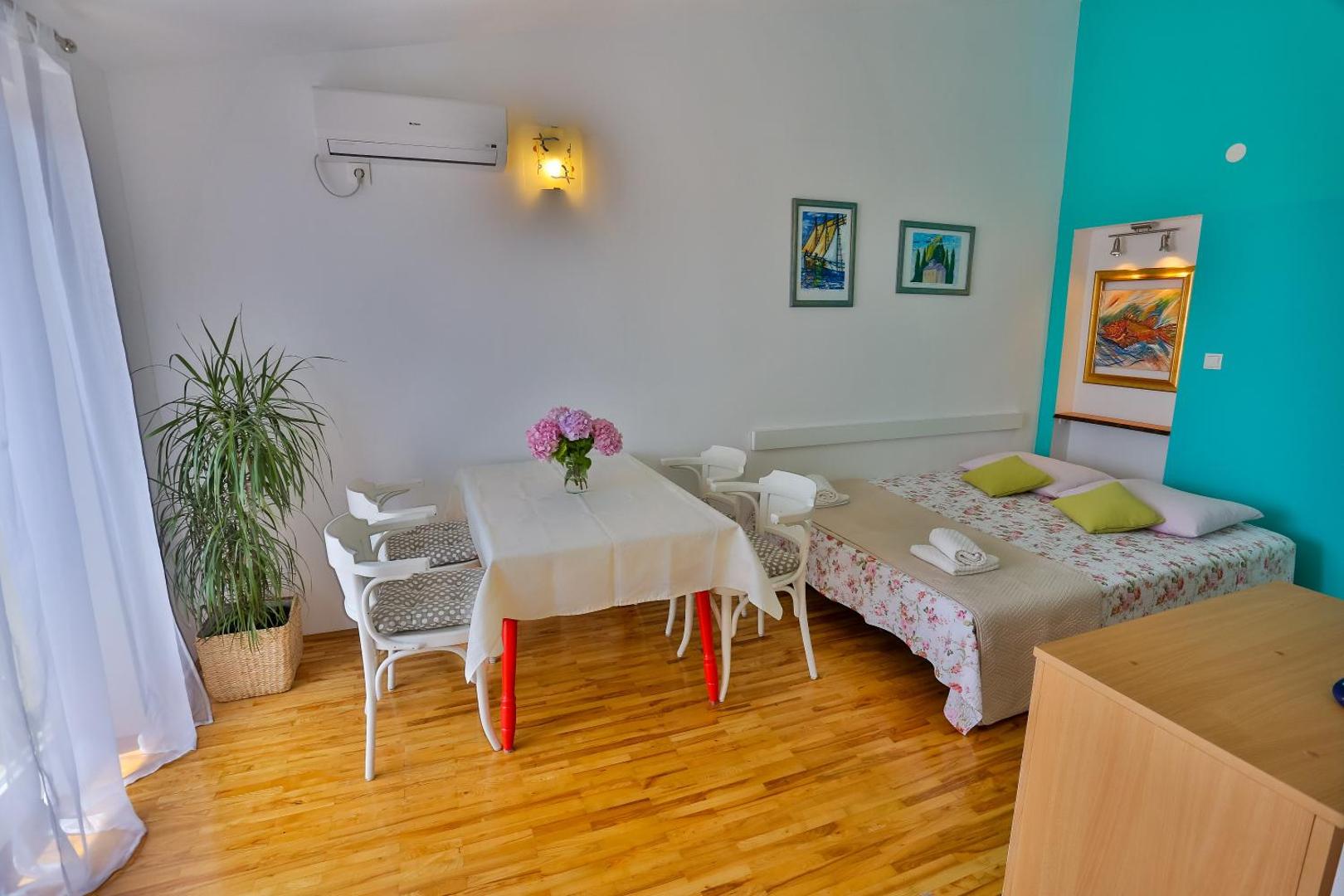 Apartments Tresnja