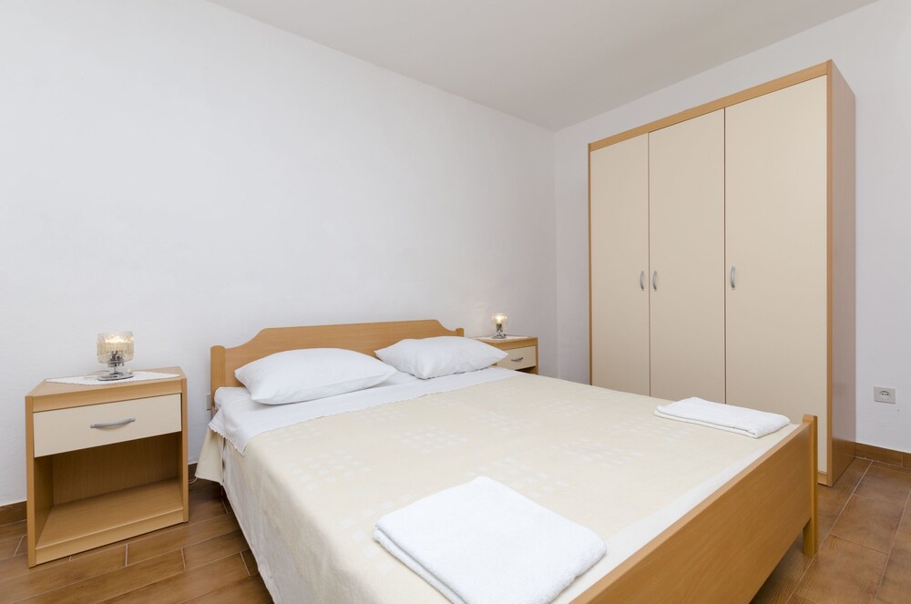 Apartments And Room Mate Mare
