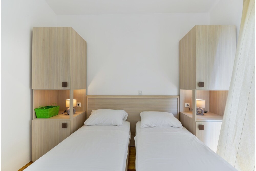 Crowonder Luxury Marijana Apartments