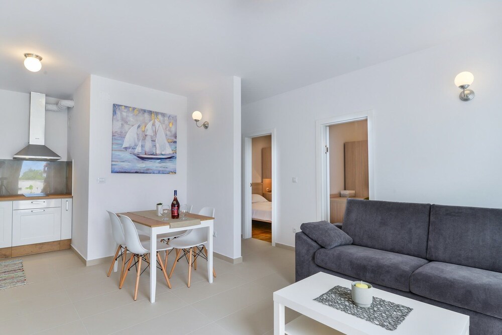 Crowonder Luxury Marijana Apartments