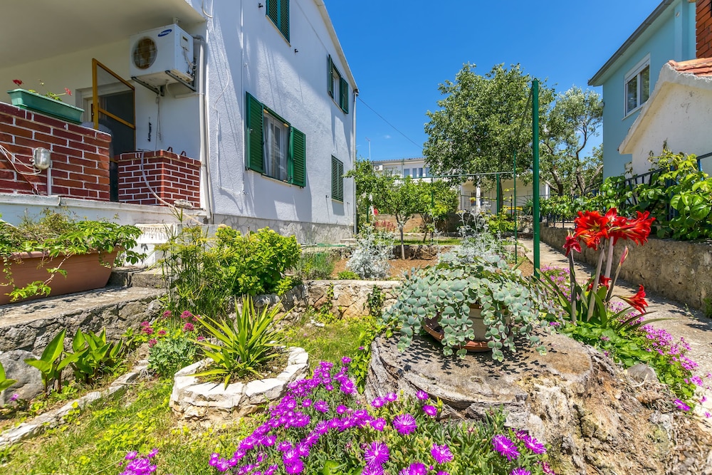 Apartments Garden by The Sea
