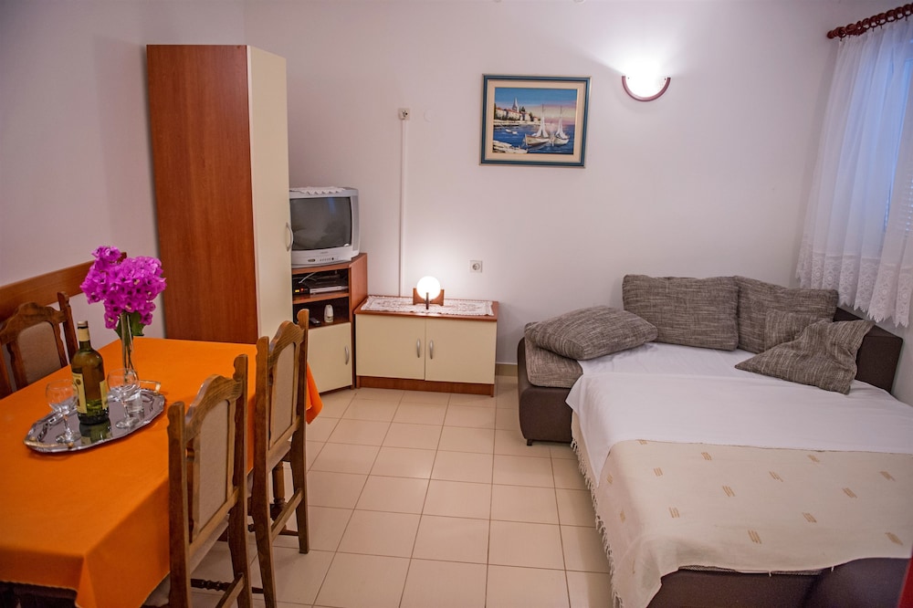 Apartments Zdravko
