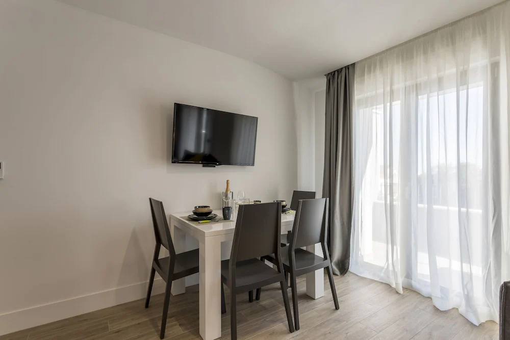 2 Nights Studios Apartments