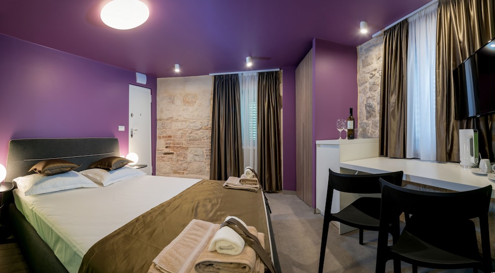 Annies Stone Studio & Room