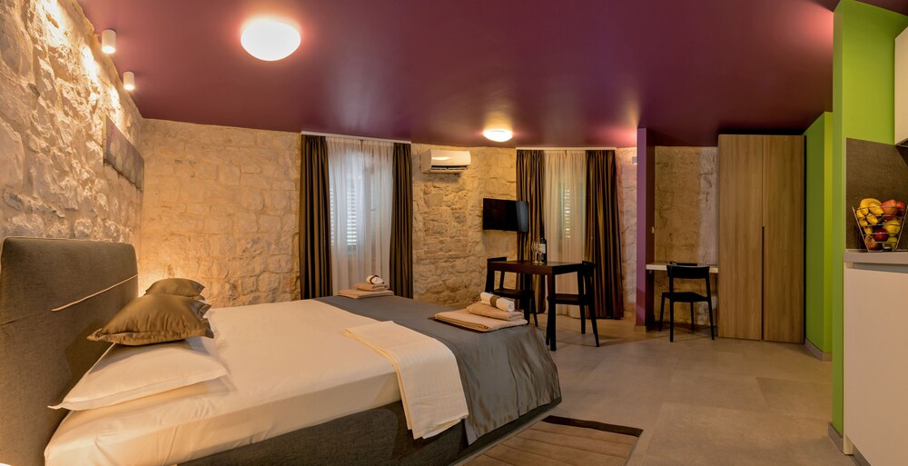 Annies Stone Studio & Room