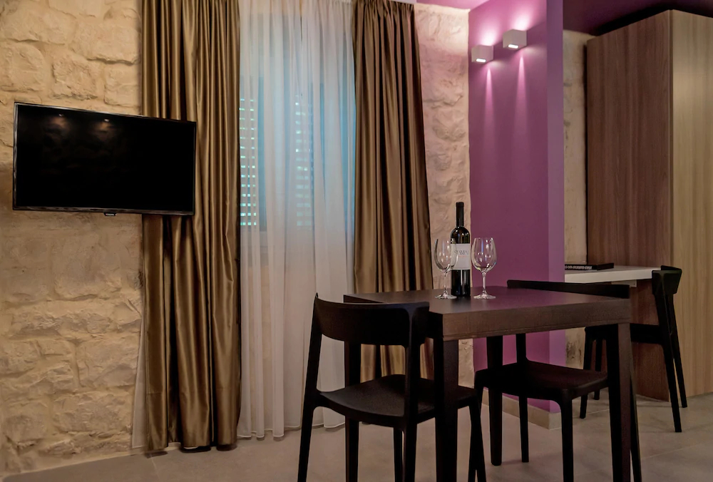 Annies Stone Studio & Room