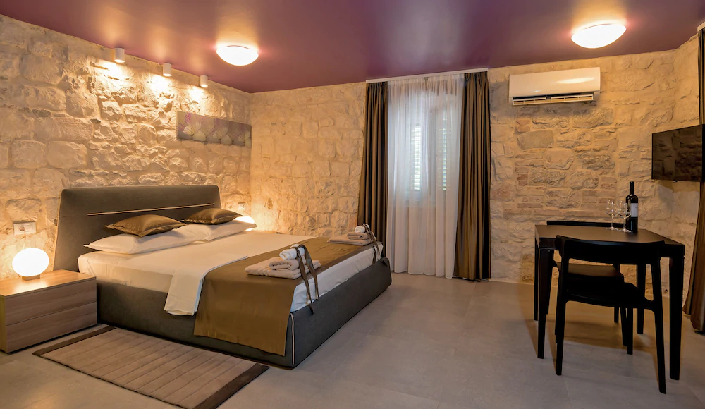 Annies Stone Studio & Room