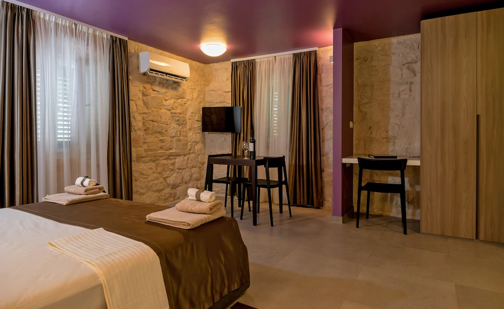 Annies Stone Studio & Room