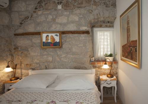 Apartments and Rooms Petra