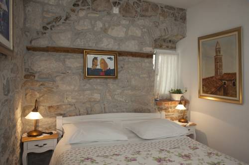 Apartments and Rooms Petra