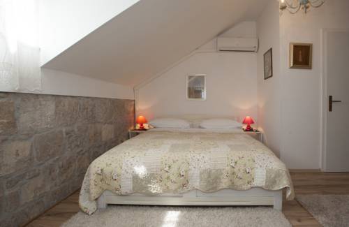 Apartments and Rooms Petra