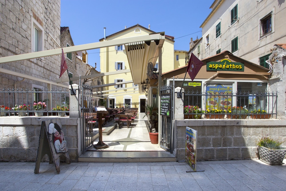 Aspalathos Residence