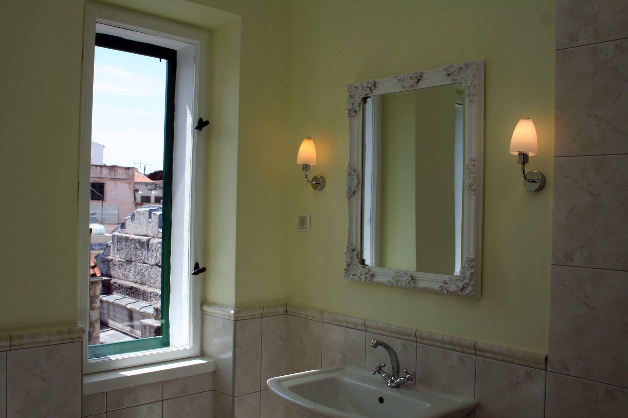 Banica Apartments & Rooms