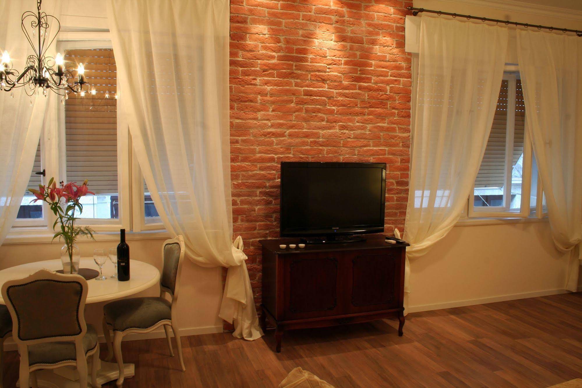 Banica Apartments & Rooms