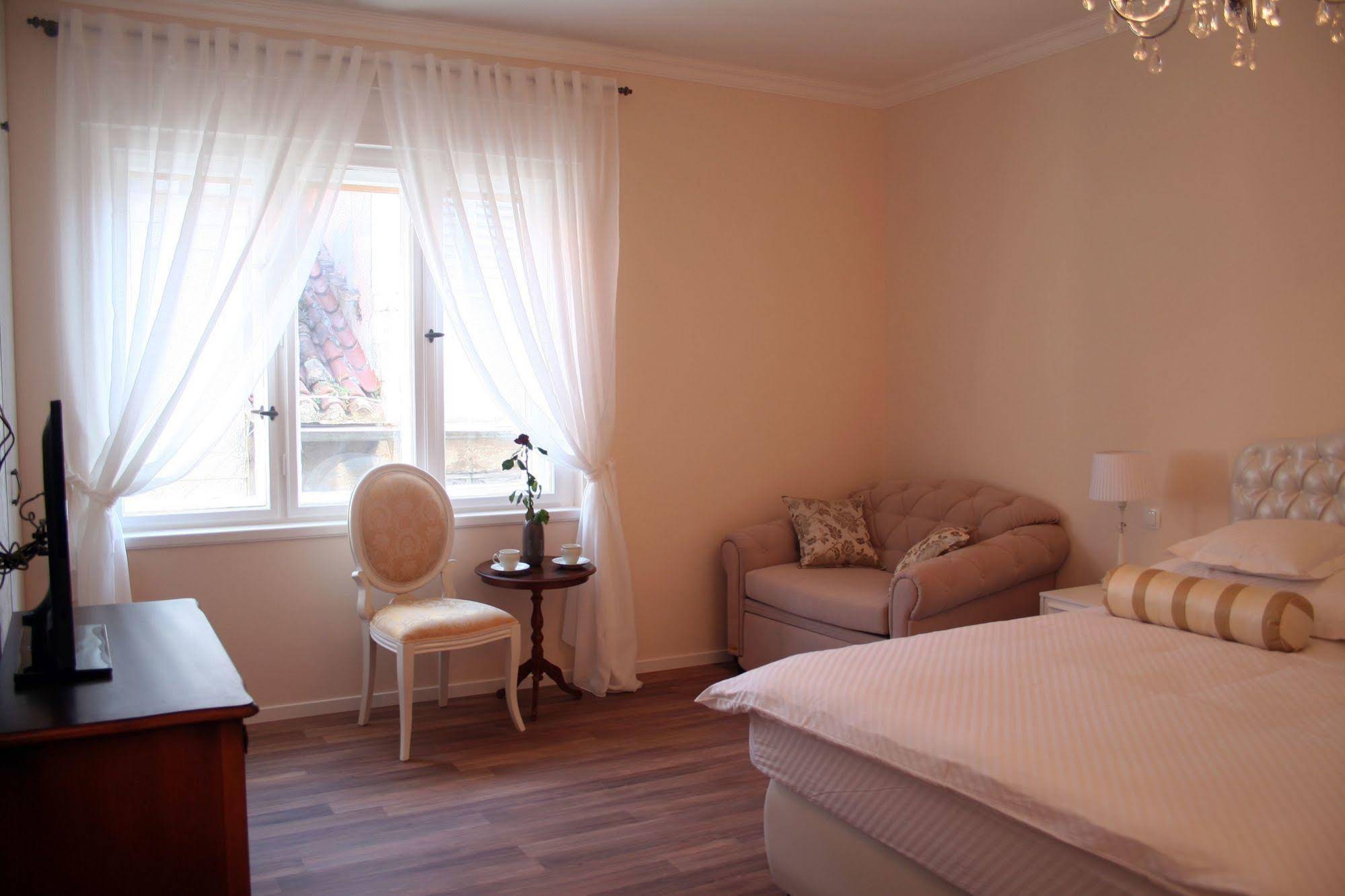 Banica Apartments & Rooms