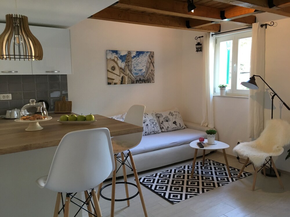 Central Split Apartments And Rooms Paese