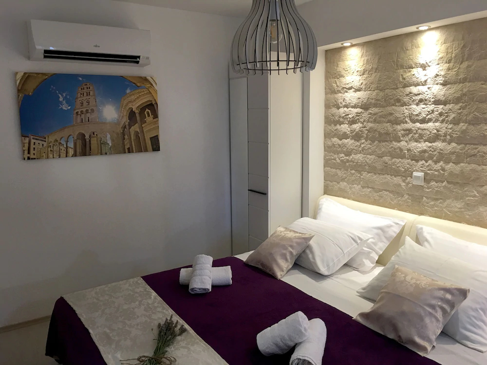 Central Split Apartments And Rooms Paese