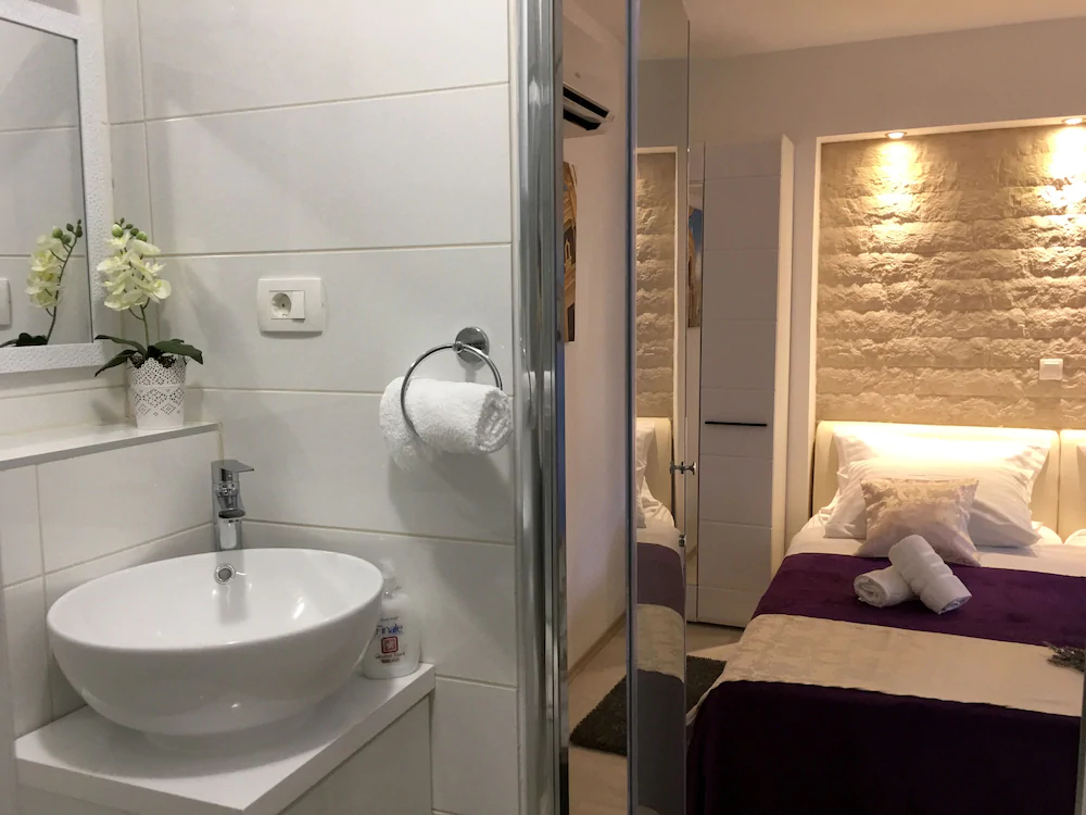 Central Split Apartments And Rooms Paese
