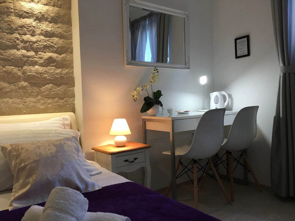 Central Split Apartments And Rooms Paese