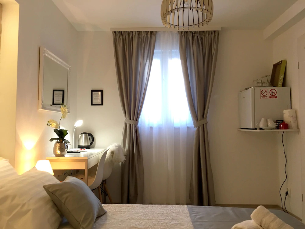 Central Split Apartments And Rooms Paese