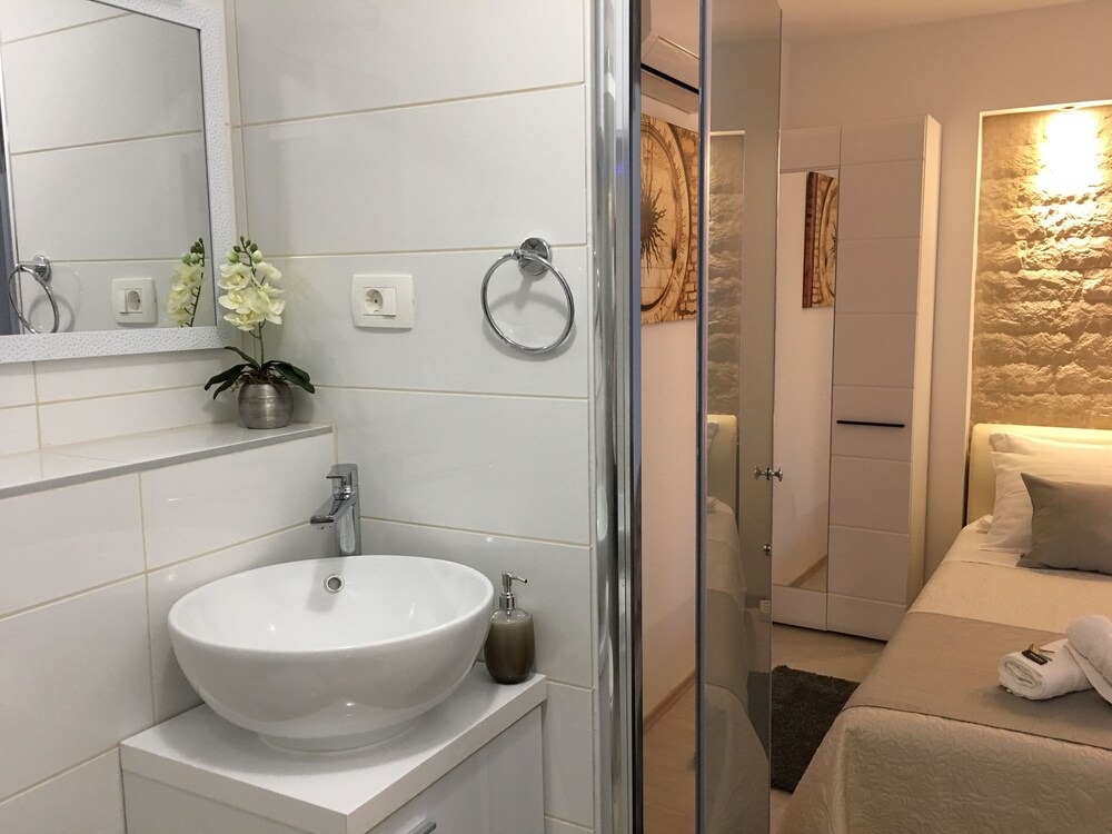 Central Split Apartments And Rooms Paese