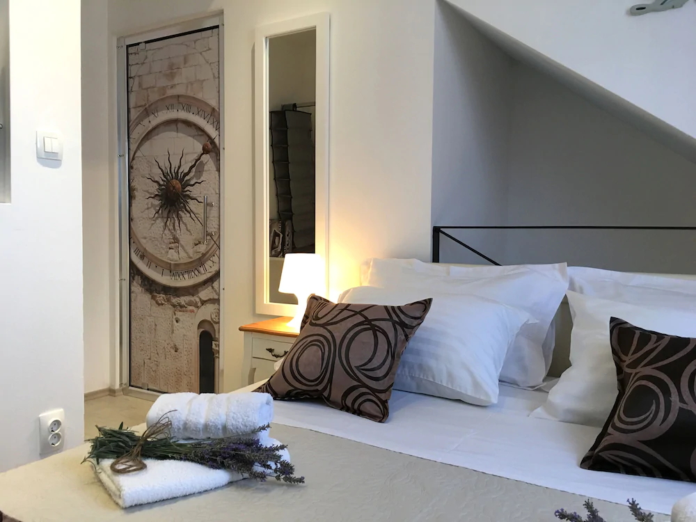 Central Split Apartments And Rooms Paese
