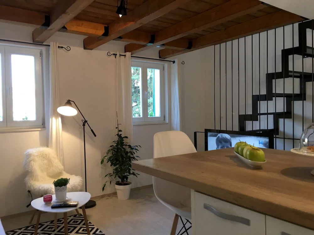 Central Split Apartments And Rooms Paese