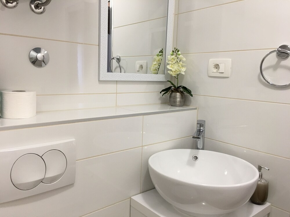 Central Split Apartments And Rooms Paese