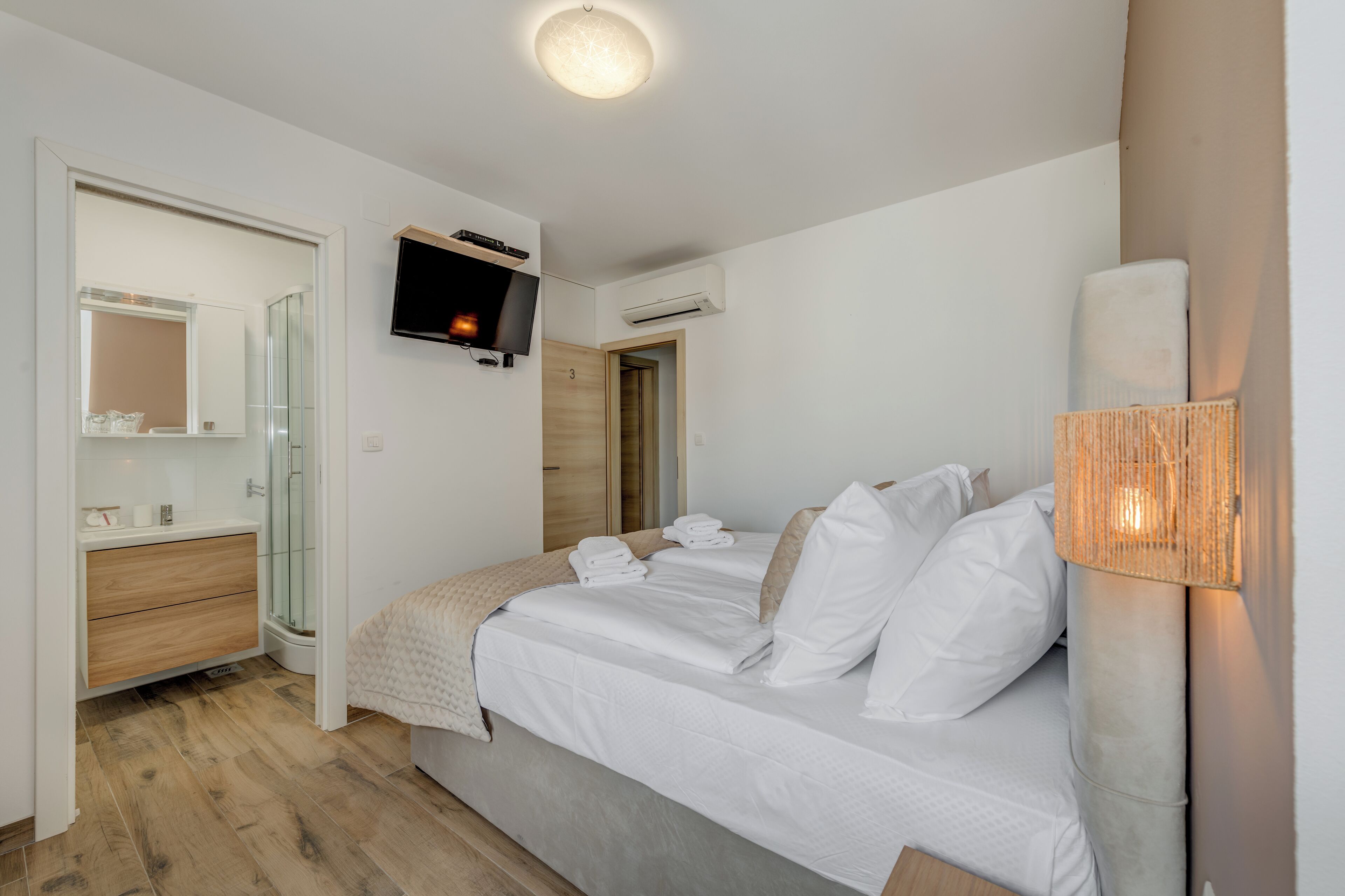 InMotion Luxury Rooms