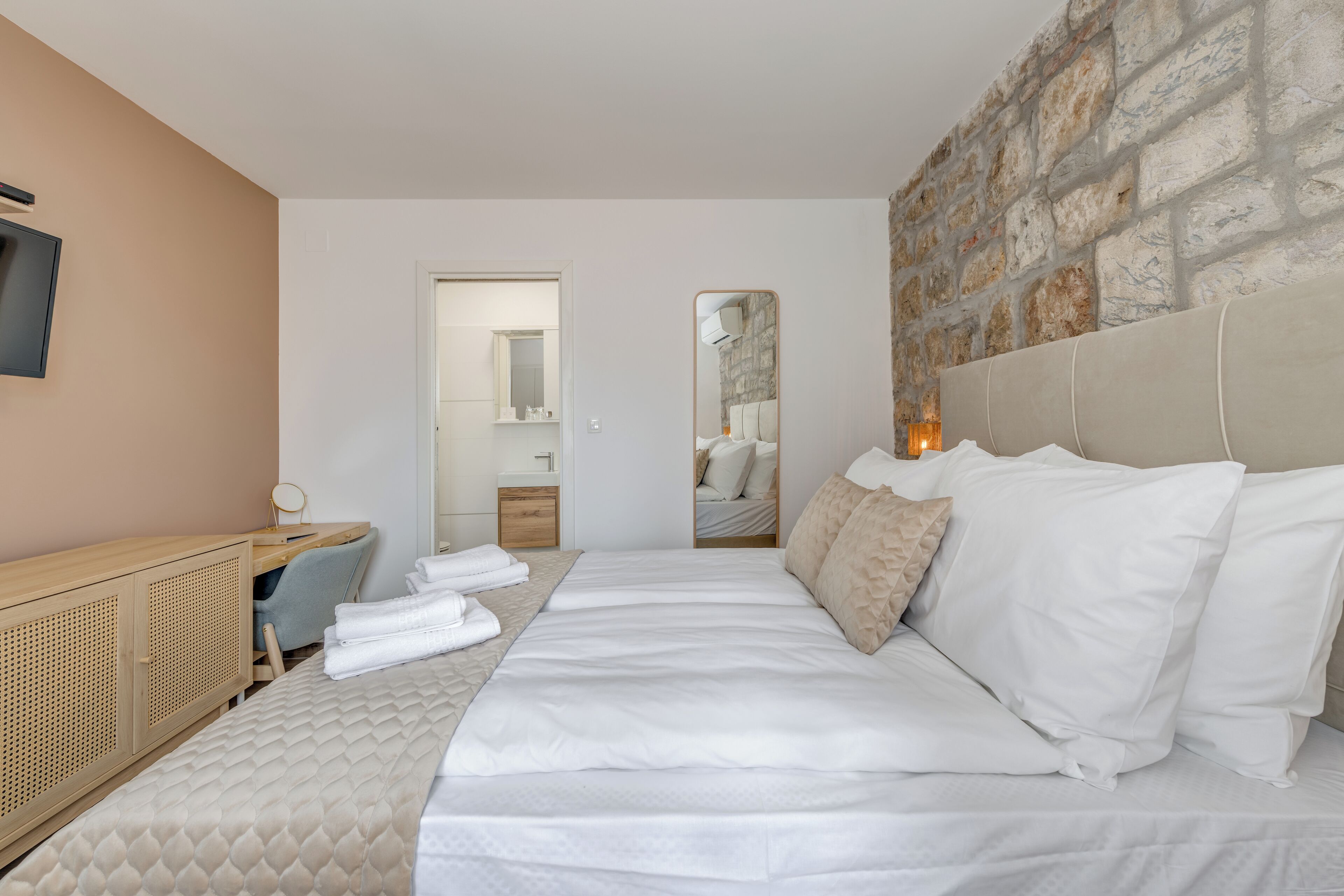 InMotion Luxury Rooms