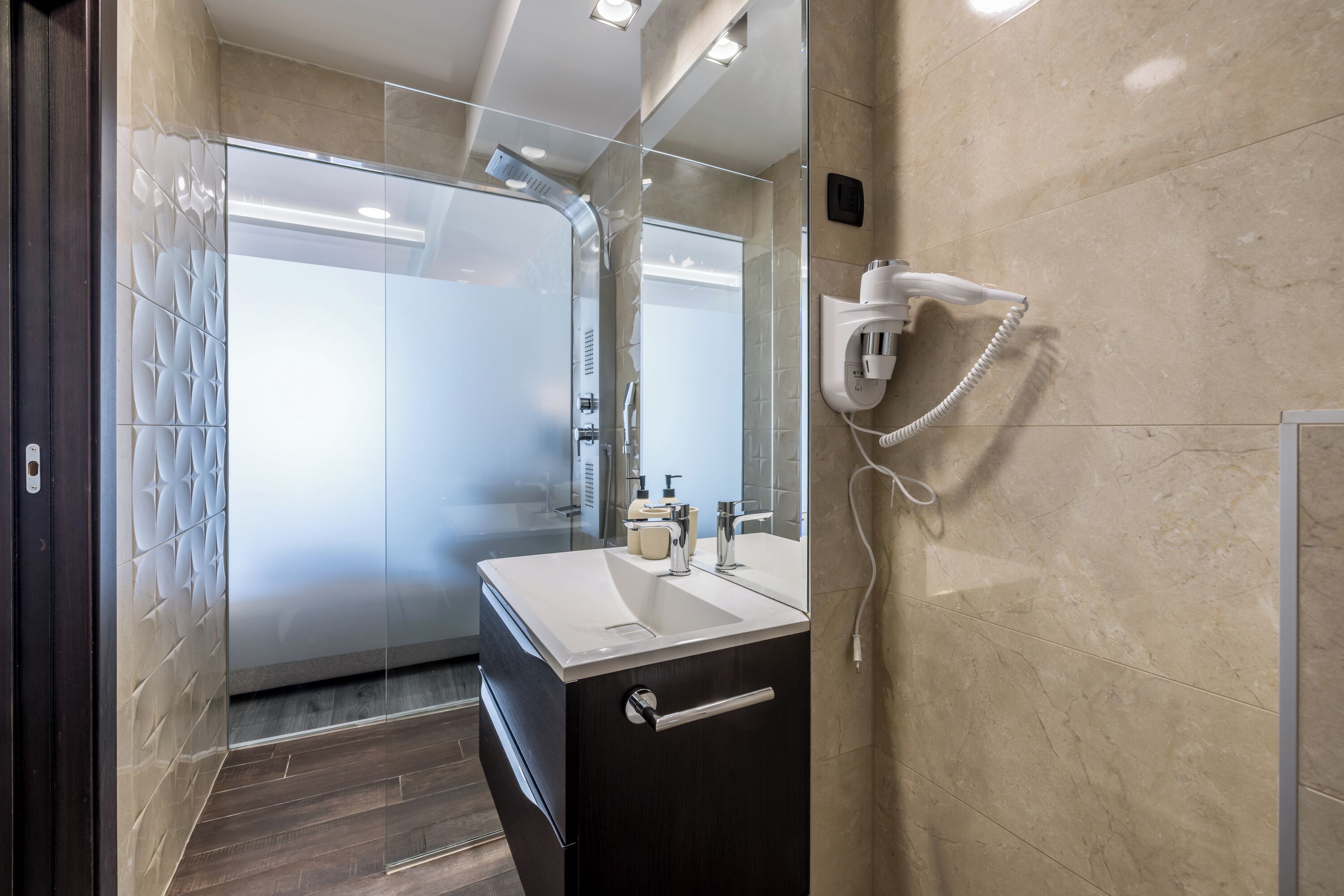 Luxury Rooms Seven