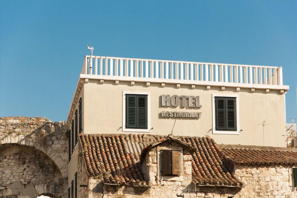 Peristil