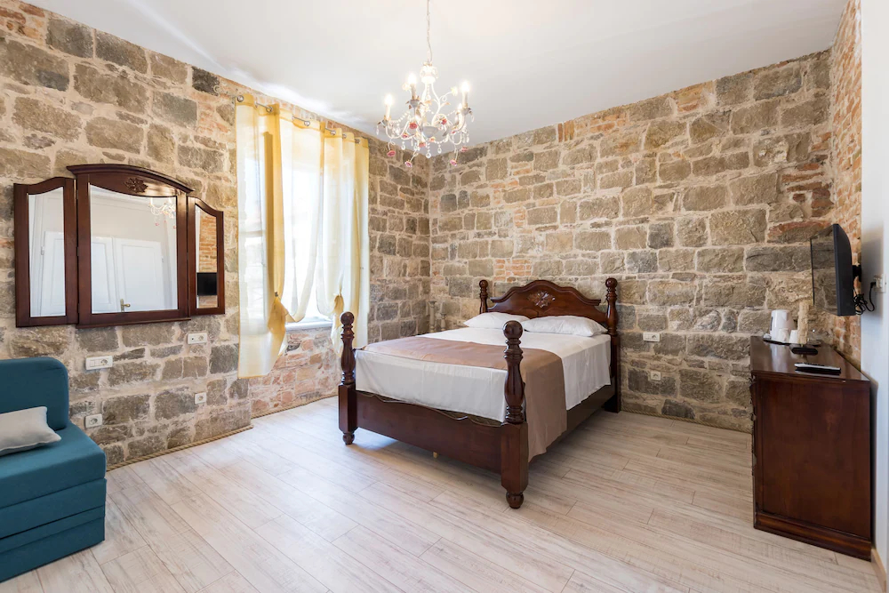 Pietra Rossa Luxury Rooms