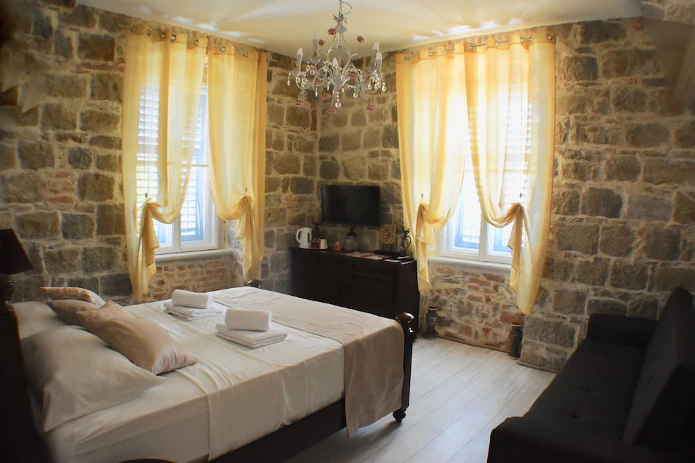 Pietra Rossa Luxury Rooms