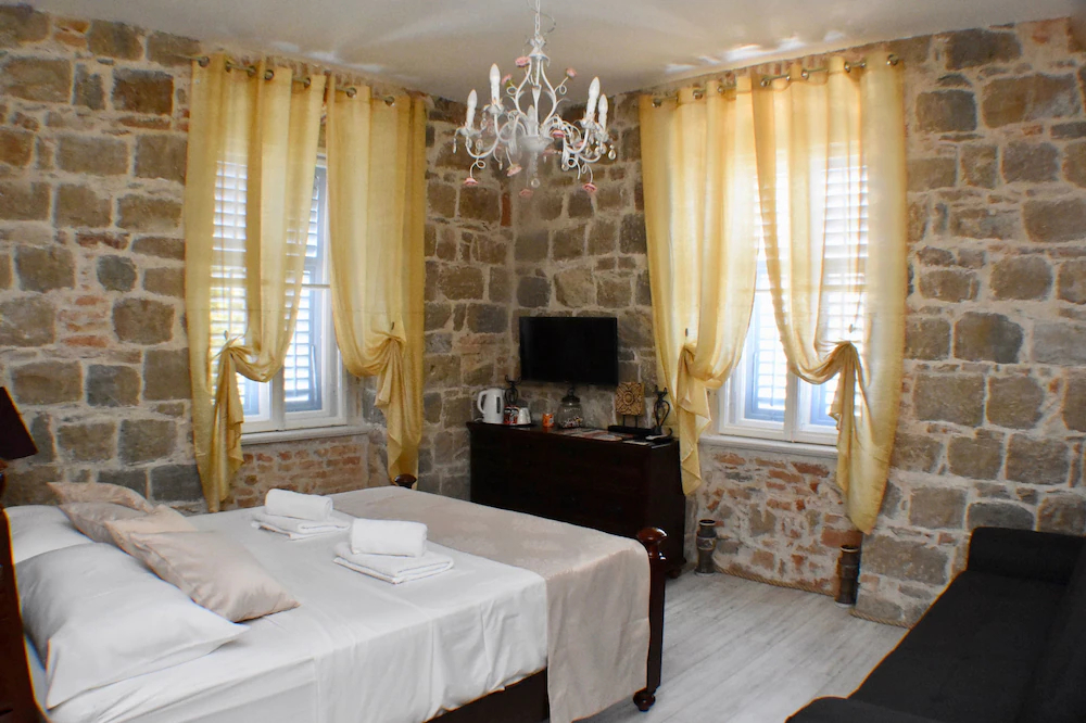 Pietra Rossa Luxury Rooms