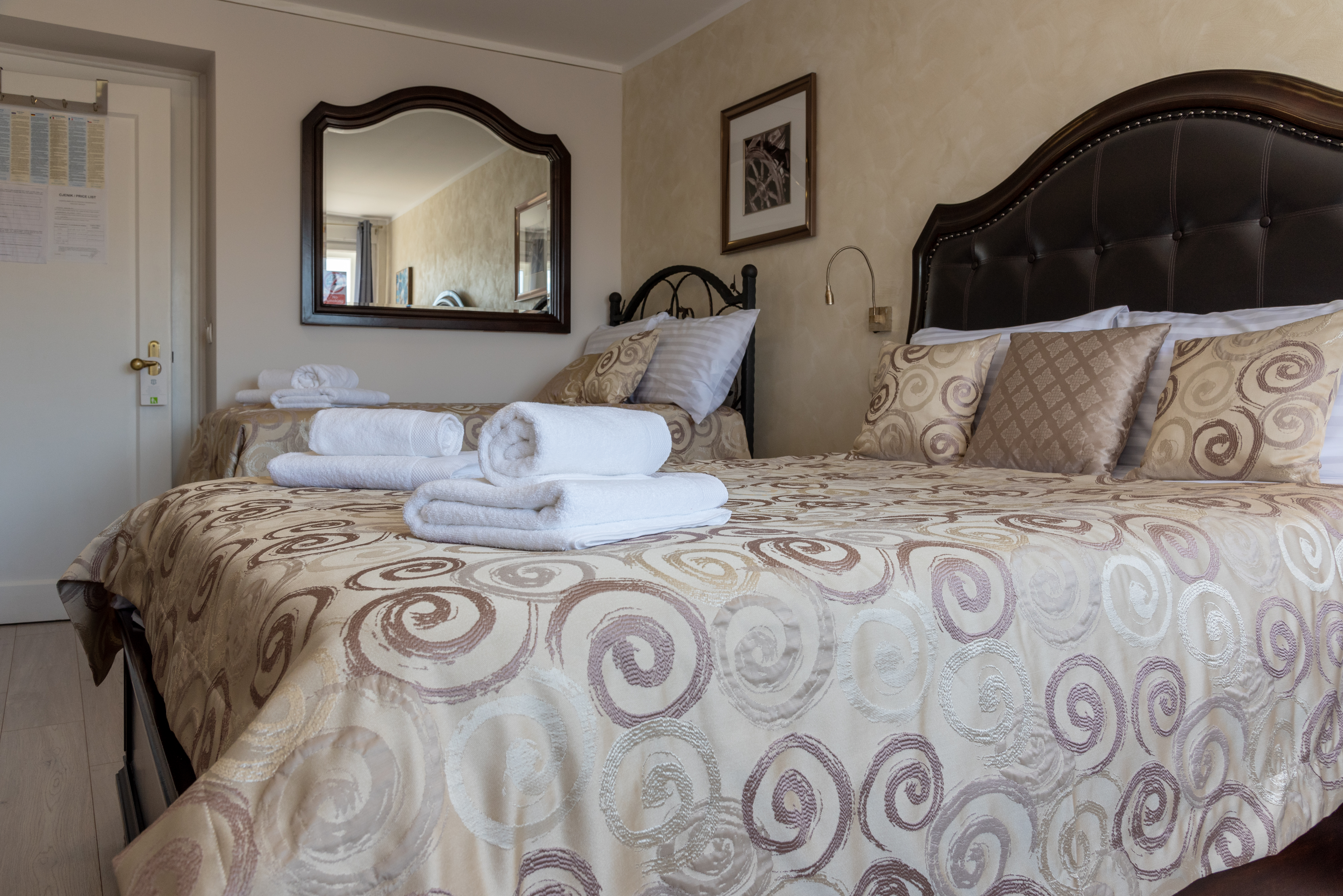 Palace Queen Mary Luxury Rooms