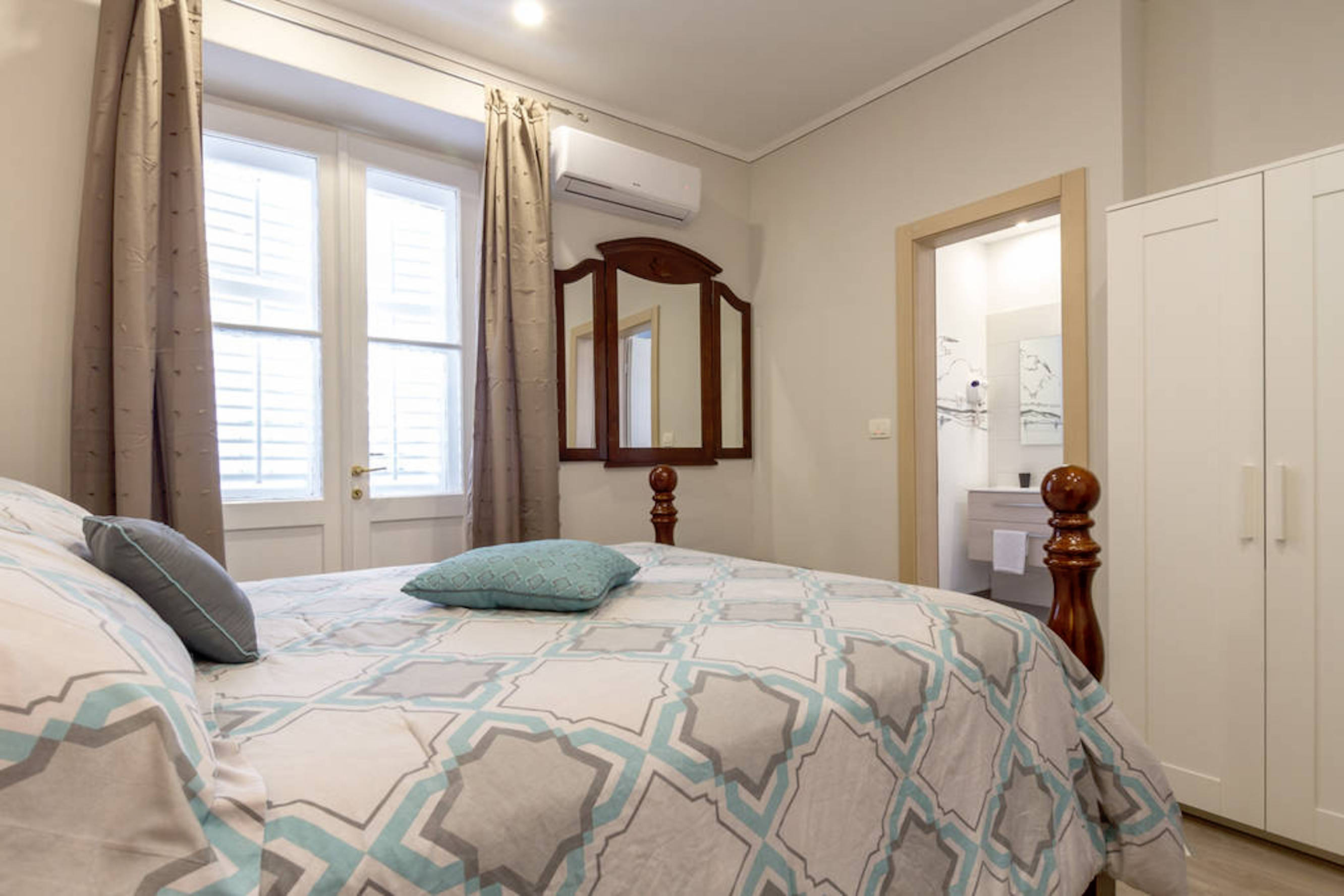 Palace Queen Mary Luxury Rooms