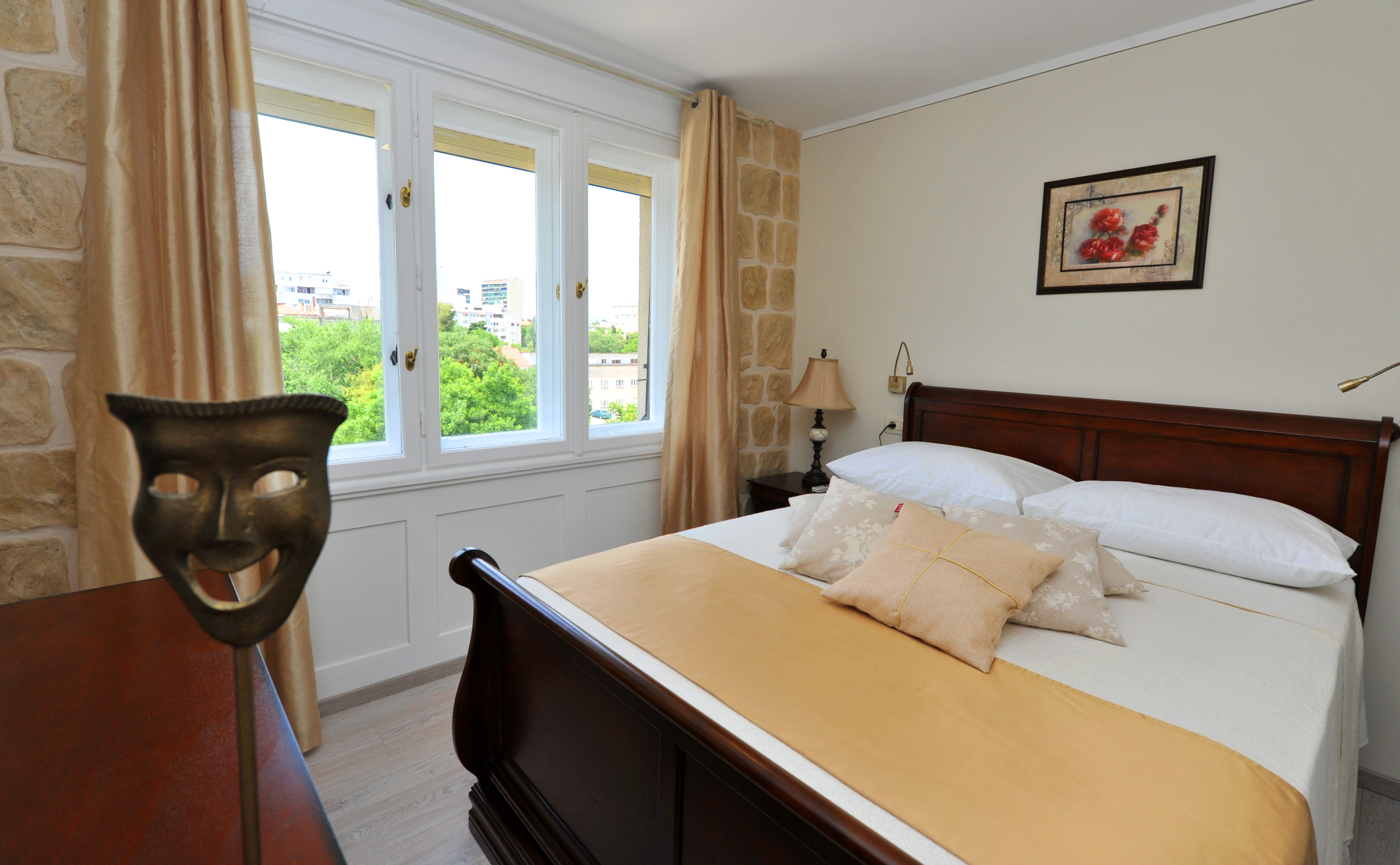 Palace Queen Mary Luxury Rooms