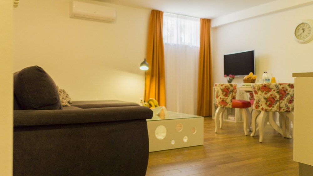 Royal Residence Chica Cure
