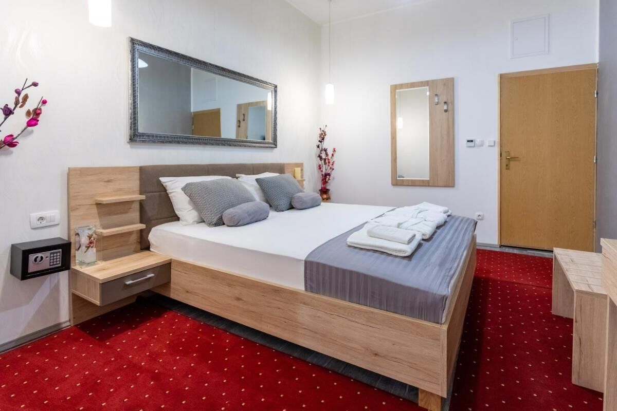 Spacious Deluxe Room - Hotel Rose