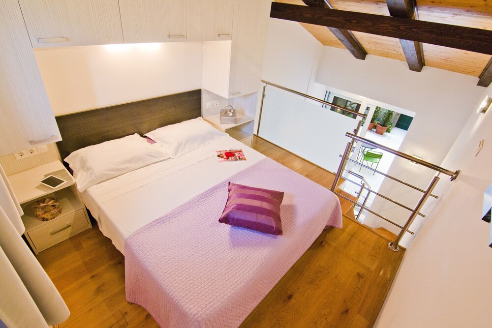 Veig Palace Apartments