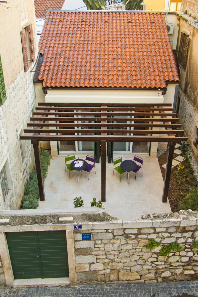 Veig Palace Apartments