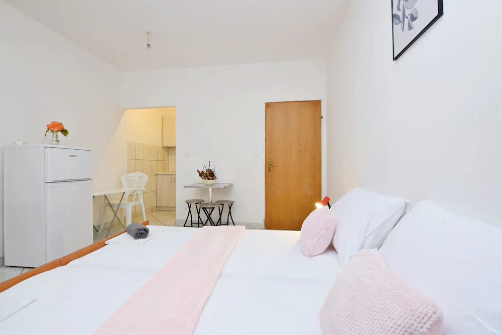 Apartment and Rooms Mila