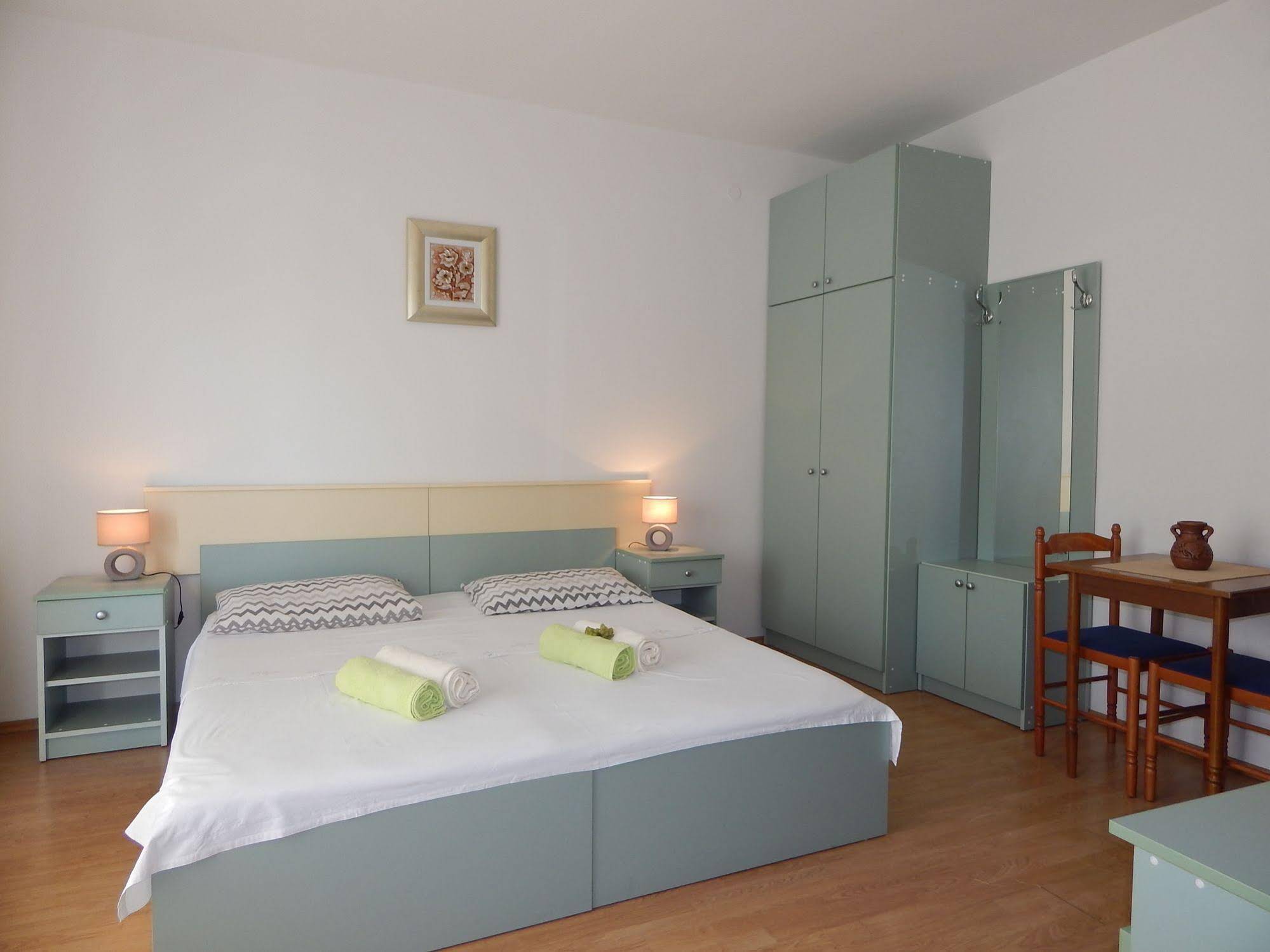 Rooms and Apartments Porat