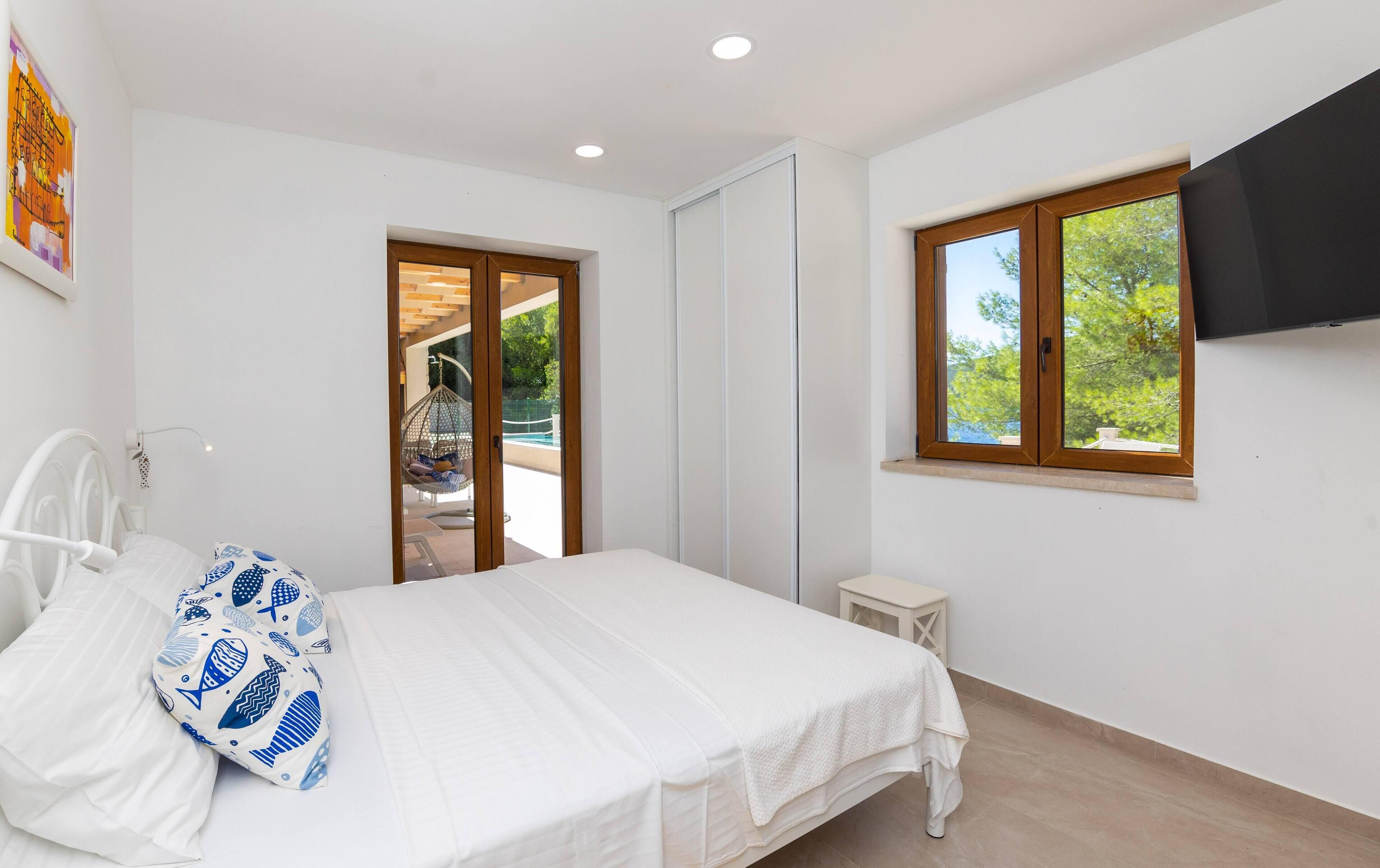 Beachfront Villa Brulupes in Secluded Bay