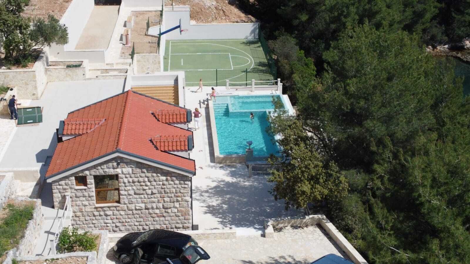 Beachfront Villa Brulupes in Secluded Bay