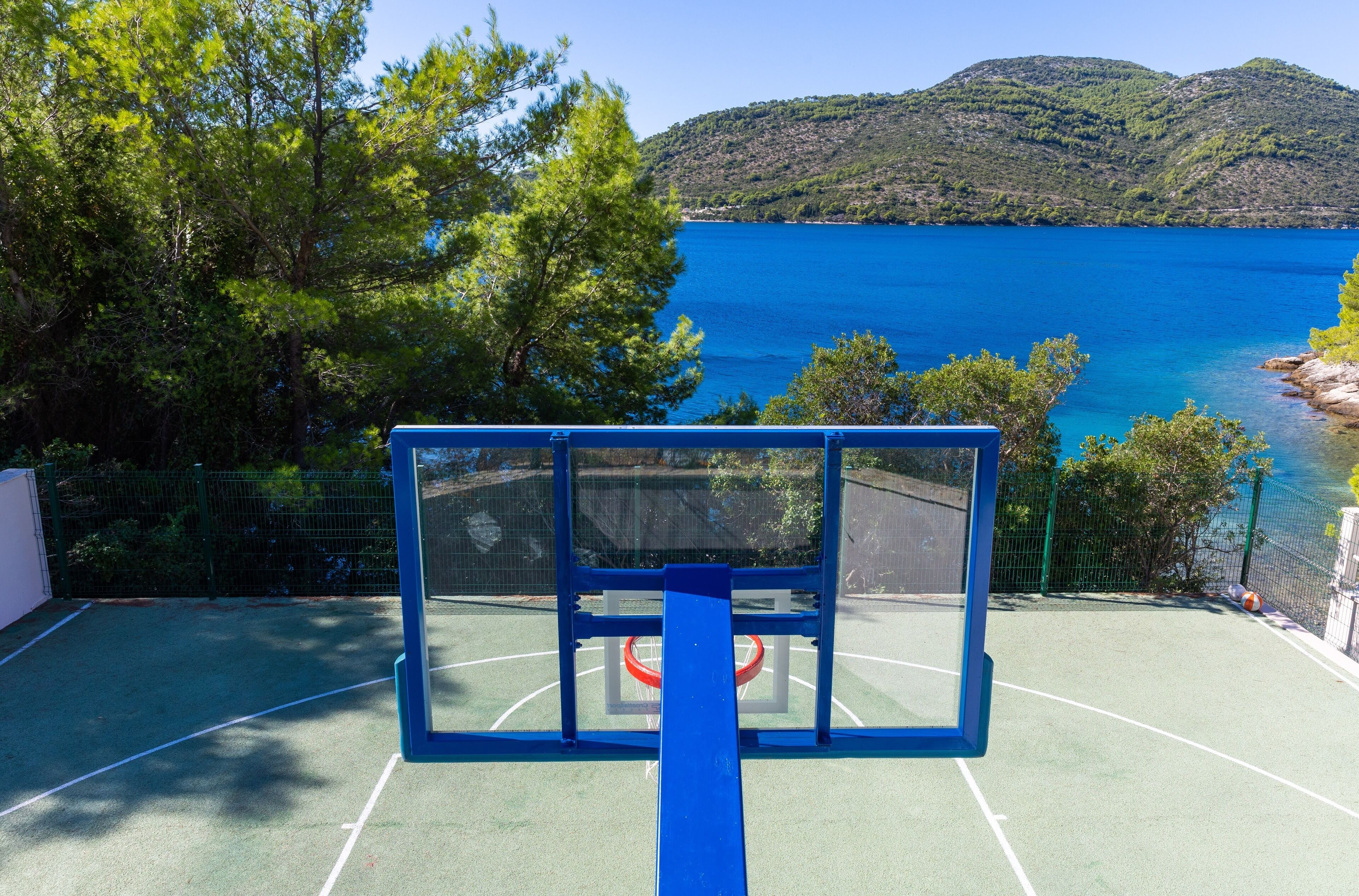 Beachfront Villa Brulupes in Secluded Bay
